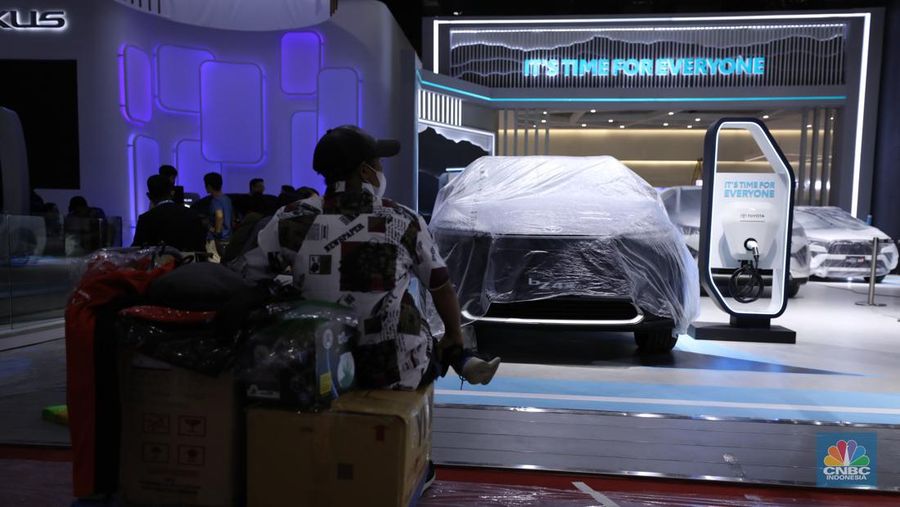 Pekerja menyelesaikan dekorasi booth pameran Gabungan Industri Kendaraan Bermotor Indonesia (Gaikindo) Auto Week Jakarta di Jakarta Convention Center (JCC), Kamis (9/3/2023). (CNBC Indonesia/Tri Susilo)