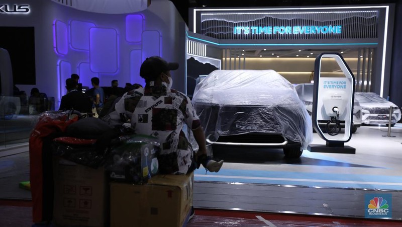 Pekerja menyelesaikan dekorasi booth pameran Gabungan Industri Kendaraan Bermotor Indonesia (Gaikindo) Auto Week Jakarta di Jakarta Convention Center (JCC), Kamis (9/3/2023). (CNBC Indonesia/Tri Susilo)