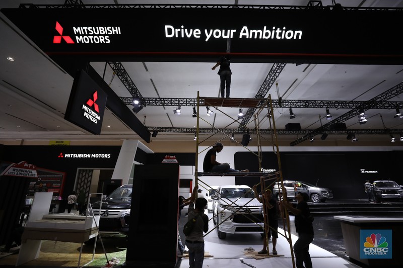 Pekerja menyelesaikan dekorasi booth pameran Gabungan Industri Kendaraan Bermotor Indonesia (Gaikindo) Auto Week Jakarta di Jakarta Convention Center (JCC), Kamis (9/3/2023). (CNBC Indonesia/Tri Susilo)