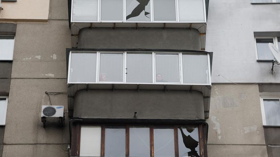 Asap mengepul setelah serangan rudal Rusia di Kyiv pada 9 Maret 2023. (SERGEI SUPINSKY/AFP via Getty Images)