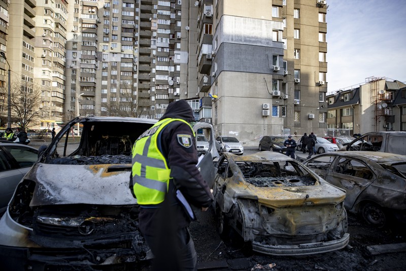 Asap mengepul setelah serangan rudal Rusia di Kyiv pada 9 Maret 2023. (SERGEI SUPINSKY/AFP via Getty Images)
