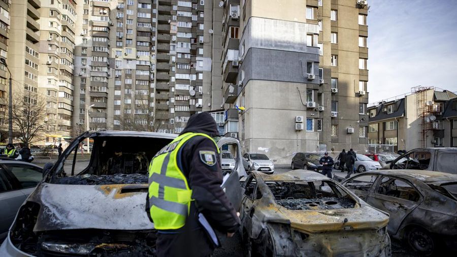 Pemandangan lokasi setelah ledakan di ibu kota Ukraina, Kyiv, pada 09 Maret 2023. Banyak kendaraan rusak akibat ledakan tersebut. (Mustafa Ciftci/Anadolu Agency via Getty Images)