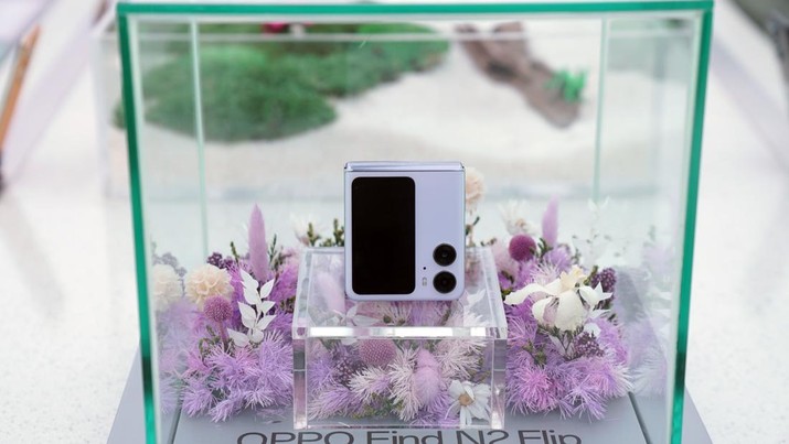 Perangkat premium foldable OPPO Find N2 Flip memang belum secara resmi dirilis di Indonesia. Perangkat ini telah dirilis secara global pada 15 Desember 2022 yang lalu di London. Perangkat premium foldable OPPO Find N2 Flip memang belum secara resmi dirilis di Indonesia. Perangkat ini telah dirilis secara global pada 15 Desember 2022 yang lalu di London. (Dok. Oppo)