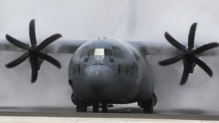 Pesawat C-130 J Super Hercules disambut dengan water salute di Pangkalan TNI AU Halim Perdanakusuma di Jakarta. (Anadolu Agency via Getty Images)