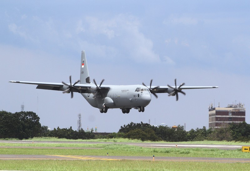 Pesawat C-130 J Super Hercules disambut dengan water salute di Pangkalan TNI AU Halim Perdanakusuma di Jakarta. (Anadolu Agency via Getty Images) Pesawat C-130 J Super Hercules disambut dengan water salute di Pangkalan TNI AU Halim Perdanakusuma di Jakarta. (Anadolu Agency via Getty Images)