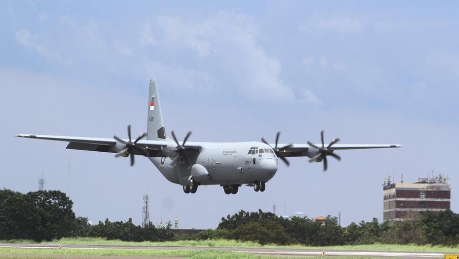 Pesawat C-130 J Super Hercules disambut dengan water salute di Pangkalan TNI AU Halim Perdanakusuma di Jakarta. (Anadolu Agency via Getty Images)
