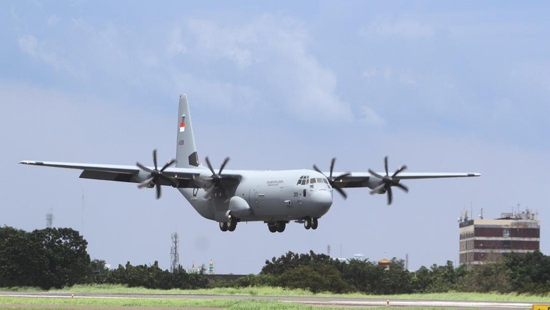 Pesawat C-130 J Super Hercules disambut dengan water salute di Pangkalan TNI AU Halim Perdanakusuma di Jakarta. (Anadolu Agency via Getty Images)