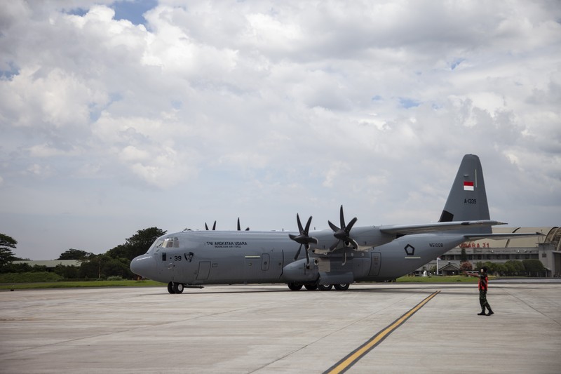 Pesawat C-130 J Super Hercules disambut dengan water salute di Pangkalan TNI AU Halim Perdanakusuma di Jakarta. (Anadolu Agency via Getty Images) Pesawat C-130 J Super Hercules disambut dengan water salute di Pangkalan TNI AU Halim Perdanakusuma di Jakarta. (Anadolu Agency via Getty Images)
