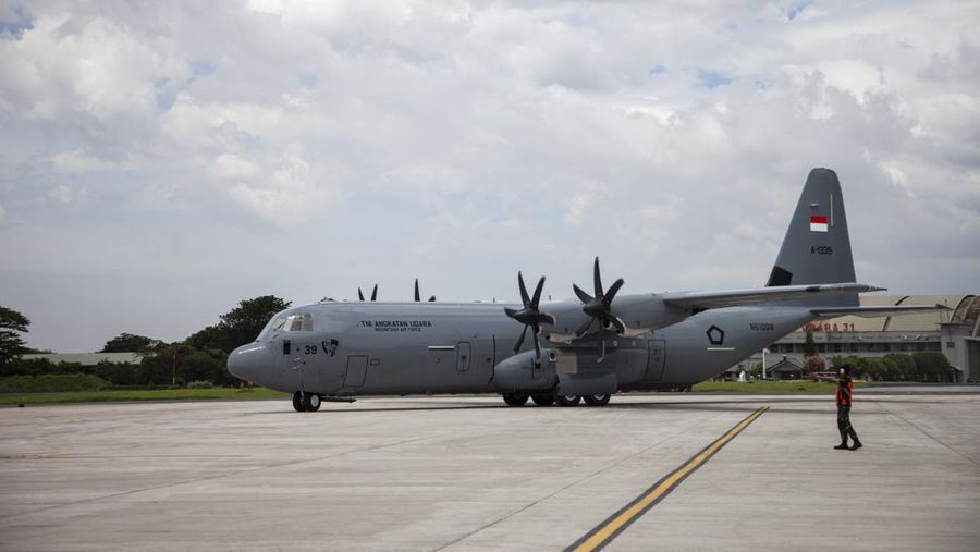 Pesawat C-130 J Super Hercules disambut dengan water salute di Pangkalan TNI AU Halim Perdanakusuma di Jakarta. (NurPhoto via Getty Images)