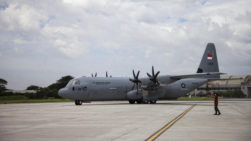 Pesawat C-130 J Super Hercules disambut dengan water salute di Pangkalan TNI AU Halim Perdanakusuma di Jakarta. (Anadolu Agency via Getty Images)