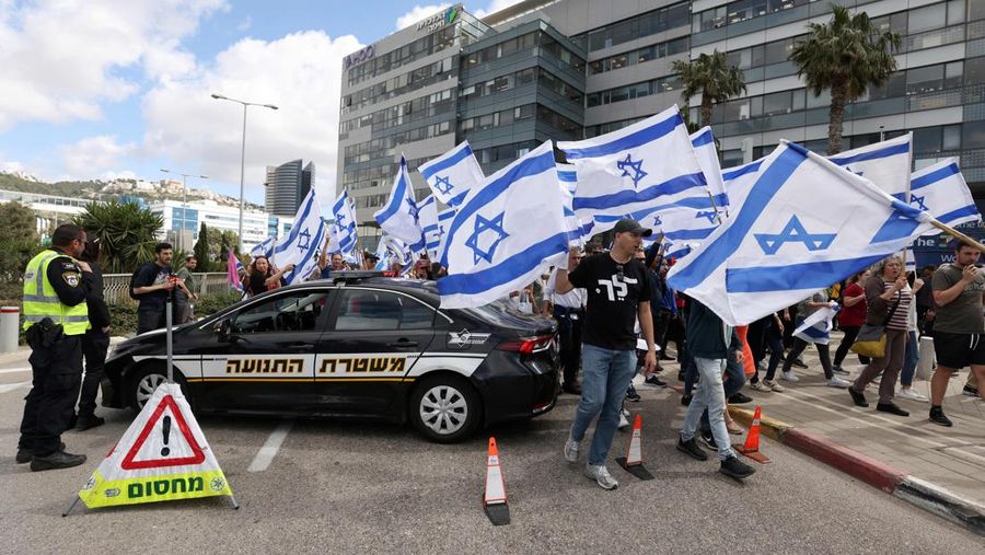 Warga Israel memprotes RUU reformasi peradilan kontroversial pemerintah, di Haifa pada 9 Maret 2023. (JALAA MAREY/AFP via Getty Images)