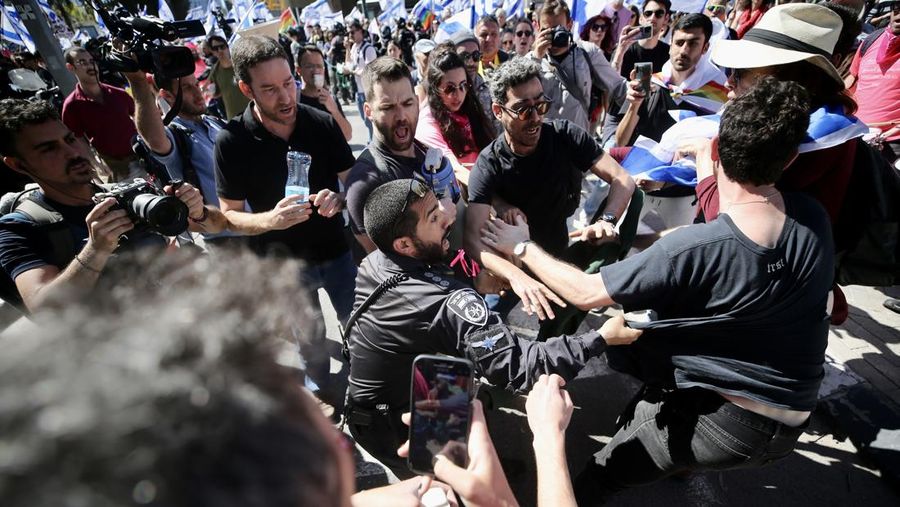 Warga Israel memprotes RUU reformasi peradilan kontroversial pemerintah, di Haifa pada 9 Maret 2023. (JALAA MAREY/AFP via Getty Images)