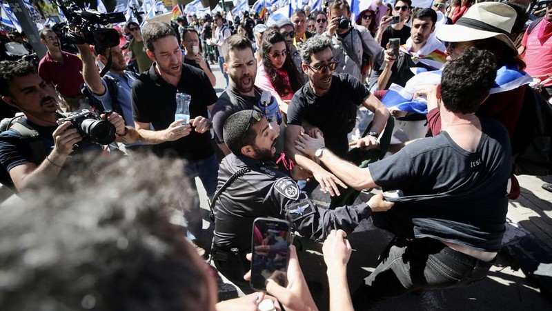 Warga Israel memprotes RUU reformasi peradilan kontroversial pemerintah, di Haifa pada 9 Maret 2023. (JALAA MAREY/AFP via Getty Images)