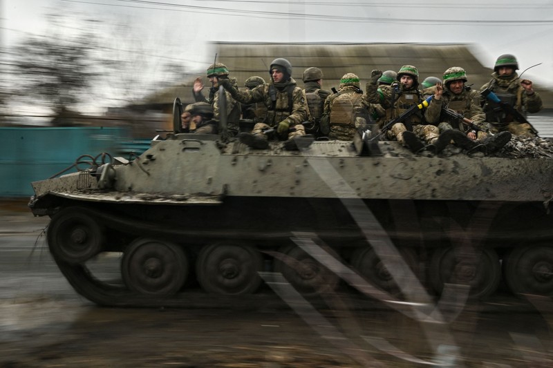 Prajurit Ukraina menembakkan howitzer self-propelled 2S5 Giatsint-S ke arah pasukan Rusia di luar kota garis depan Bakhmut, di tengah serangan Rusia terhadap Ukraina, di wilayah Donetsk, Ukraina 5 Maret 2023. (REUTERS/Stringer)