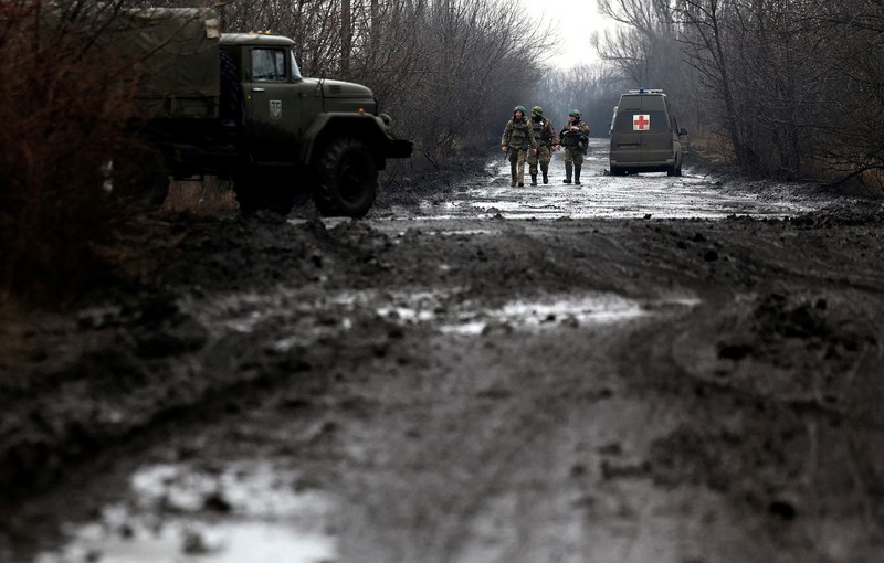 Prajurit Ukraina menembakkan howitzer self-propelled 2S5 Giatsint-S ke arah pasukan Rusia di luar kota garis depan Bakhmut, di tengah serangan Rusia terhadap Ukraina, di wilayah Donetsk, Ukraina 5 Maret 2023. (REUTERS/Stringer)