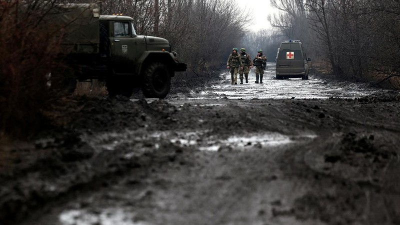 Prajurit Ukraina menembakkan howitzer self-propelled 2S5 Giatsint-S ke arah pasukan Rusia di luar kota garis depan Bakhmut, di tengah serangan Rusia terhadap Ukraina, di wilayah Donetsk, Ukraina 5 Maret 2023. (REUTERS/Stringer)