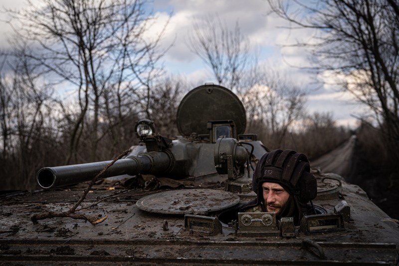Prajurit Ukraina menembakkan howitzer self-propelled 2S5 Giatsint-S ke arah pasukan Rusia di luar kota garis depan Bakhmut, di tengah serangan Rusia terhadap Ukraina, di wilayah Donetsk, Ukraina 5 Maret 2023. (REUTERS/Stringer) Prajurit Ukraina menembakkan howitzer self-propelled 2S5 Giatsint-S ke arah pasukan Rusia di luar kota garis depan Bakhmut, di tengah serangan Rusia terhadap Ukraina, di wilayah Donetsk, Ukraina 5 Maret 2023. (REUTERS/Stringer)