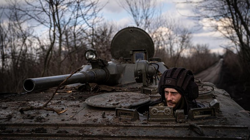 Prajurit Ukraina menembakkan howitzer self-propelled 2S5 Giatsint-S ke arah pasukan Rusia di luar kota garis depan Bakhmut, di tengah serangan Rusia terhadap Ukraina, di wilayah Donetsk, Ukraina 5 Maret 2023. (REUTERS/Stringer)