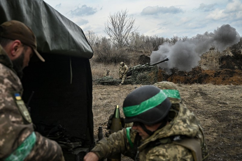 Prajurit Ukraina menembakkan howitzer self-propelled 2S5 Giatsint-S ke arah pasukan Rusia di luar kota garis depan Bakhmut, di tengah serangan Rusia terhadap Ukraina, di wilayah Donetsk, Ukraina 5 Maret 2023. (REUTERS/Stringer) Prajurit Ukraina menembakkan howitzer self-propelled 2S5 Giatsint-S ke arah pasukan Rusia di luar kota garis depan Bakhmut, di tengah serangan Rusia terhadap Ukraina, di wilayah Donetsk, Ukraina 5 Maret 2023. (REUTERS/Stringer)