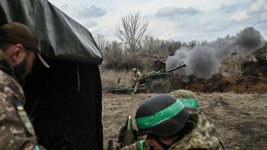 Prajurit Ukraina menembakkan howitzer self-propelled 2S5 Giatsint-S ke arah pasukan Rusia di luar kota garis depan Bakhmut, di tengah serangan Rusia terhadap Ukraina, di wilayah Donetsk, Ukraina 5 Maret 2023. (REUTERS/Stringer)