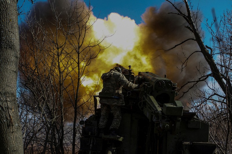 Prajurit Ukraina menembakkan howitzer self-propelled 2S5 Giatsint-S ke arah pasukan Rusia di luar kota garis depan Bakhmut, di tengah serangan Rusia terhadap Ukraina, di wilayah Donetsk, Ukraina 5 Maret 2023. (REUTERS/Stringer) Prajurit Ukraina menembakkan howitzer self-propelled 2S5 Giatsint-S ke arah pasukan Rusia di luar kota garis depan Bakhmut, di tengah serangan Rusia terhadap Ukraina, di wilayah Donetsk, Ukraina 5 Maret 2023. (REUTERS/Stringer)