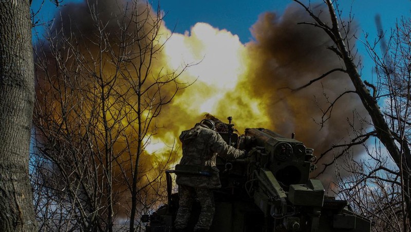 Prajurit Ukraina menembakkan howitzer self-propelled 2S5 Giatsint-S ke arah pasukan Rusia di luar kota garis depan Bakhmut, di tengah serangan Rusia terhadap Ukraina, di wilayah Donetsk, Ukraina 5 Maret 2023. (REUTERS/Stringer)