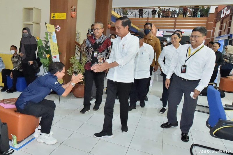 Presiden Joko Widodo (Jokowi) melakukan inspeksi mendadak (sidak) ke Kantor Pelayanan Pajak (KPP) Pratama Kota Solo, Jawa Tengah, Kamis (9/3). (Dok. Setpress/Agus Suparto)