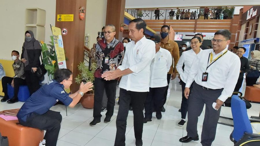 Presiden Joko Widodo (Jokowi) melakukan inspeksi mendadak (sidak) ke Kantor Pelayanan Pajak (KPP) Pratama Kota Solo, Jawa Tengah, Kamis (9/3). (Dok. Setpress/Agus Suparto)