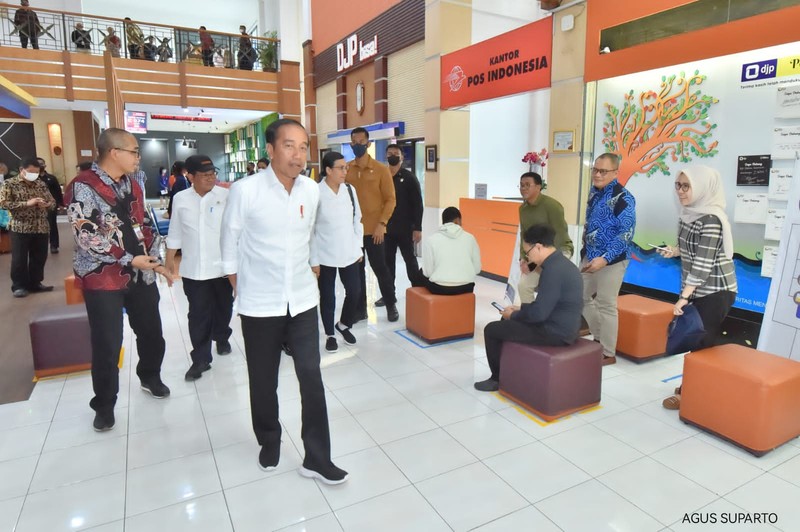 Presiden Joko Widodo (Jokowi) melakukan inspeksi mendadak (sidak) ke Kantor Pelayanan Pajak (KPP) Pratama Kota Solo, Jawa Tengah, Kamis (9/3). Presiden Joko Widodo (Jokowi) melakukan inspeksi mendadak (sidak) ke Kantor Pelayanan Pajak (KPP) Pratama Kota Solo, Jawa Tengah, Kamis (9/3). (Dok. Setpress/Agus Suparto)