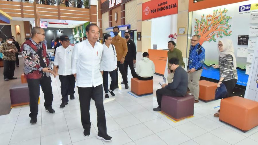 Presiden Joko Widodo (Jokowi) melakukan inspeksi mendadak (sidak) ke Kantor Pelayanan Pajak (KPP) Pratama Kota Solo, Jawa Tengah, Kamis (9/3). (Dok. Setpress/Agus Suparto)