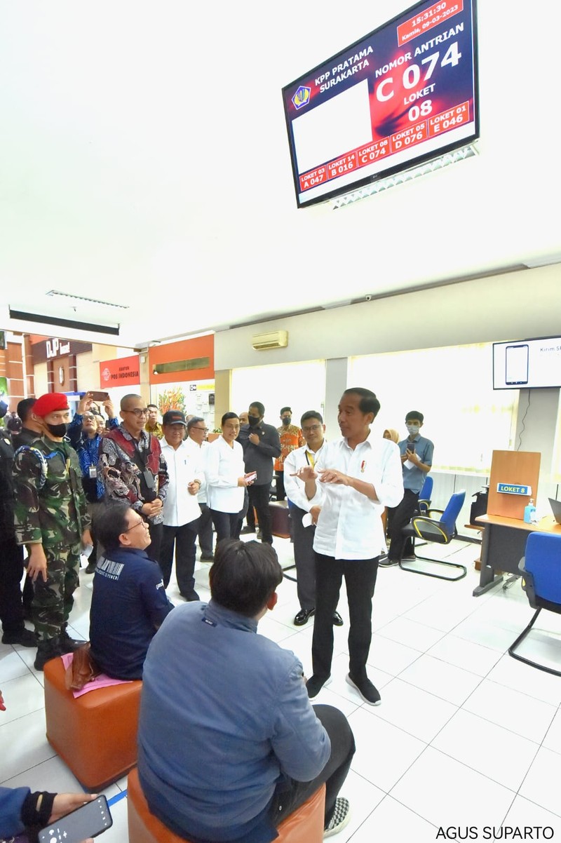 Presiden Joko Widodo (Jokowi) melakukan inspeksi mendadak (sidak) ke Kantor Pelayanan Pajak (KPP) Pratama Kota Solo, Jawa Tengah, Kamis (9/3). Presiden Joko Widodo (Jokowi) melakukan inspeksi mendadak (sidak) ke Kantor Pelayanan Pajak (KPP) Pratama Kota Solo, Jawa Tengah, Kamis (9/3). (Dok. Setpress/Agus Suparto)
