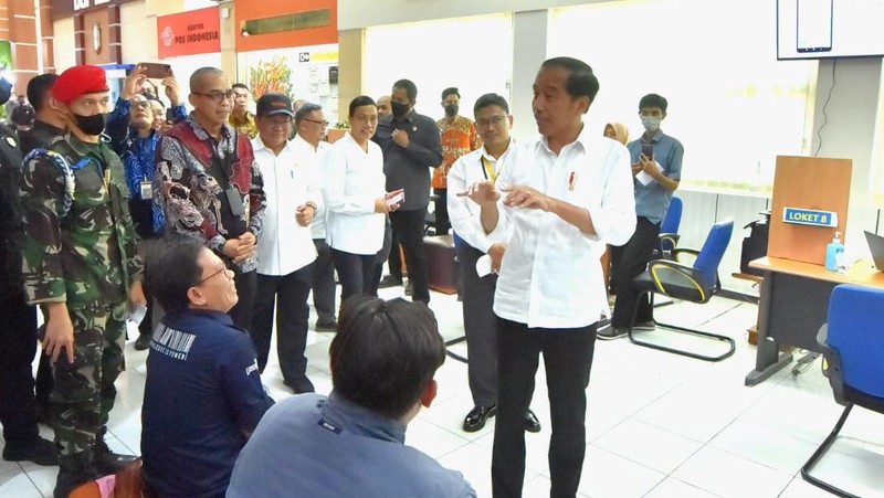 Presiden Joko Widodo (Jokowi) melakukan inspeksi mendadak (sidak) ke Kantor Pelayanan Pajak (KPP) Pratama Kota Solo, Jawa Tengah, Kamis (9/3). (Dok. Setpress/Agus Suparto)