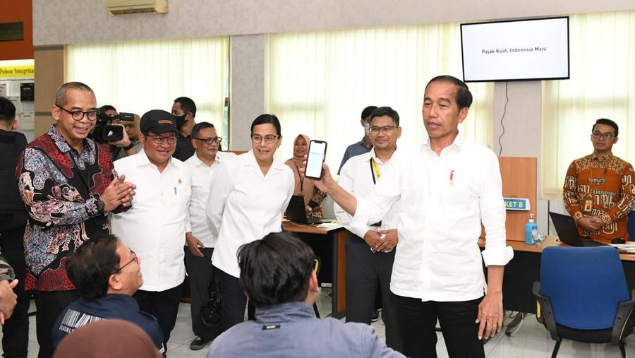 Presiden Joko Widodo (Jokowi) melakukan inspeksi mendadak (sidak) ke Kantor Pelayanan Pajak (KPP) Pratama Kota Solo, Jawa Tengah, Kamis (9/3). (Dok. Biro KLI Kemenkeu)