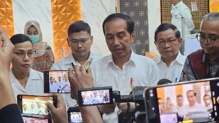 Presiden Joko Widodo (Jokowi) melakukan inspeksi mendadak (sidak) ke Kantor Pelayanan Pajak (KPP) Pratama Kota Solo, Jawa Tengah, Kamis (9/3). (Dok. Biro KLI Kemenkeu)