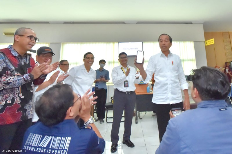 Presiden Joko Widodo (Jokowi) melakukan inspeksi mendadak (sidak) ke Kantor Pelayanan Pajak (KPP) Pratama Kota Solo, Jawa Tengah, Kamis (9/3). (Dok. Setpress/Agus Suparto)