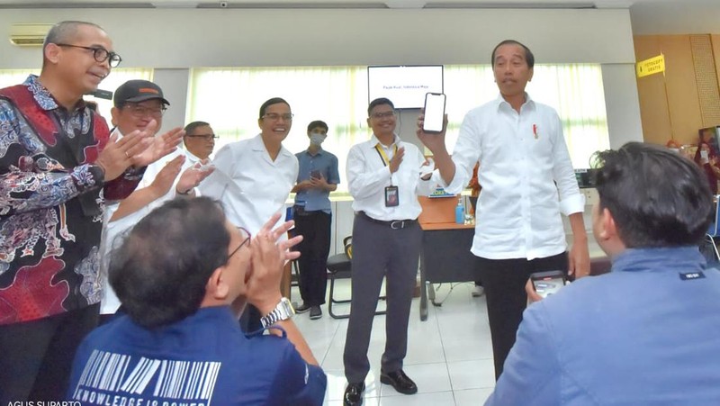 Presiden Joko Widodo (Jokowi) melakukan inspeksi mendadak (sidak) ke Kantor Pelayanan Pajak (KPP) Pratama Kota Solo, Jawa Tengah, Kamis (9/3). (Dok. Setpress/Agus Suparto)
