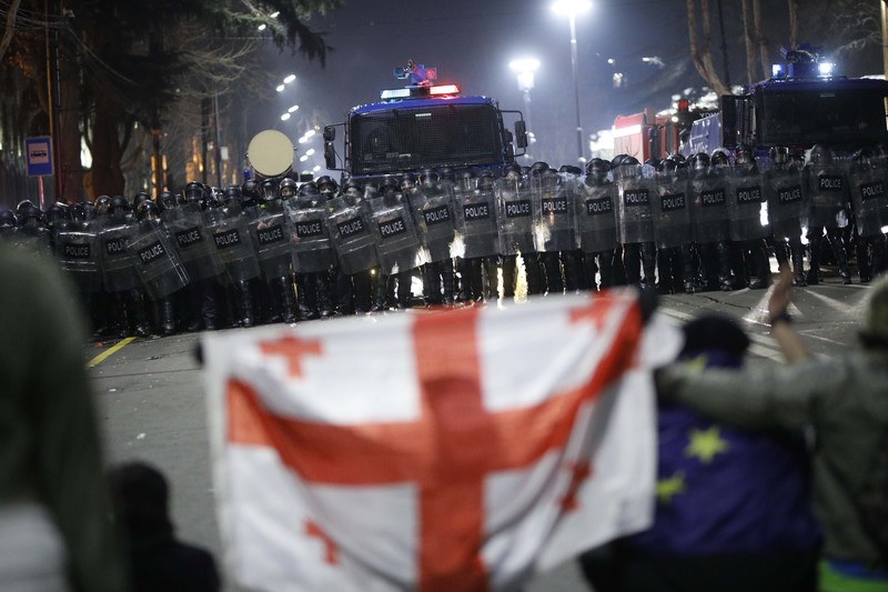 Ribuan pengunjuk rasa melakukan demonstrasi yang diserukan oleh oposisi Georgia dan kelompok masyarakat sipil di luar Parlemen Georgia di Tbilisi pada (8/3/2023). (Getty Images/Daro Sulakauri)