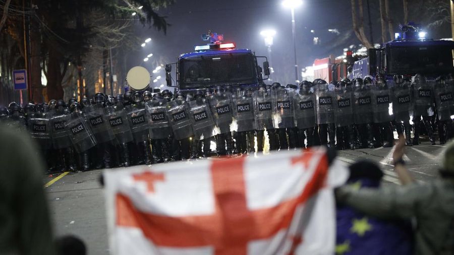 Ribuan pengunjuk rasa melakukan demonstrasi yang diserukan oleh oposisi Georgia dan kelompok masyarakat sipil di luar Parlemen Georgia di Tbilisi pada (8/3/2023). (Getty Images/Daro Sulakauri)