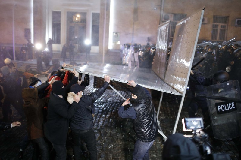 Ribuan pengunjuk rasa melakukan demonstrasi yang diserukan oleh oposisi Georgia dan kelompok masyarakat sipil di luar Parlemen Georgia di Tbilisi pada (8/3/2023). (Getty Images/Daro Sulakauri) Ribuan pengunjuk rasa melakukan demonstrasi yang diserukan oleh oposisi Georgia dan kelompok masyarakat sipil di luar Parlemen Georgia di Tbilisi pada (8/3/2023). (Getty Images/Daro Sulakauri)