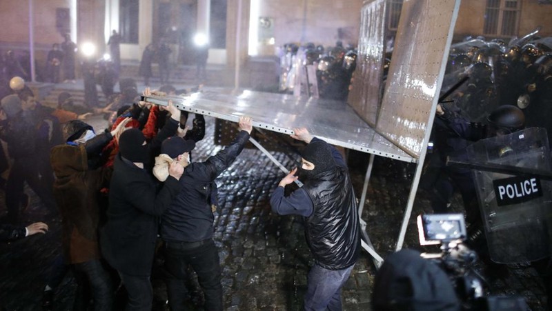 Ribuan pengunjuk rasa melakukan demonstrasi yang diserukan oleh oposisi Georgia dan kelompok masyarakat sipil di luar Parlemen Georgia di Tbilisi pada (8/3/2023). (Getty Images/Daro Sulakauri)
