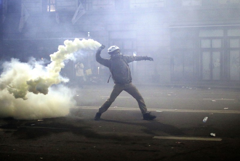 Ribuan pengunjuk rasa melakukan demonstrasi yang diserukan oleh oposisi Georgia dan kelompok masyarakat sipil di luar Parlemen Georgia di Tbilisi pada (8/3/2023). (Getty Images/Daro Sulakauri)
