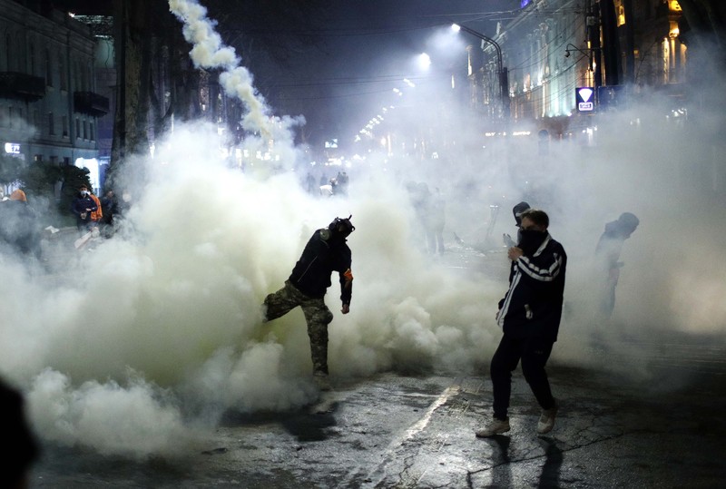 Ribuan pengunjuk rasa melakukan demonstrasi yang diserukan oleh oposisi Georgia dan kelompok masyarakat sipil di luar Parlemen Georgia di Tbilisi pada (8/3/2023). (Getty Images/Daro Sulakauri)