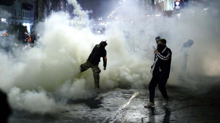 Ribuan pengunjuk rasa melakukan demonstrasi yang diserukan oleh oposisi Georgia dan kelompok masyarakat sipil di luar Parlemen Georgia di Tbilisi pada (8/3/2023). (Getty Images/Daro Sulakauri)