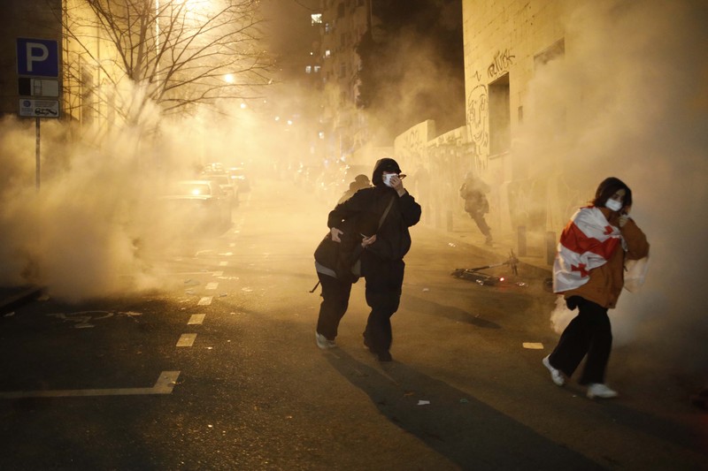 Ribuan pengunjuk rasa melakukan demonstrasi yang diserukan oleh oposisi Georgia dan kelompok masyarakat sipil di luar Parlemen Georgia di Tbilisi pada (8/3/2023). (Getty Images/Daro Sulakauri)