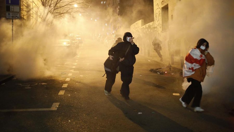 Ribuan pengunjuk rasa melakukan demonstrasi yang diserukan oleh oposisi Georgia dan kelompok masyarakat sipil di luar Parlemen Georgia di Tbilisi pada (8/3/2023). (Getty Images/Daro Sulakauri)