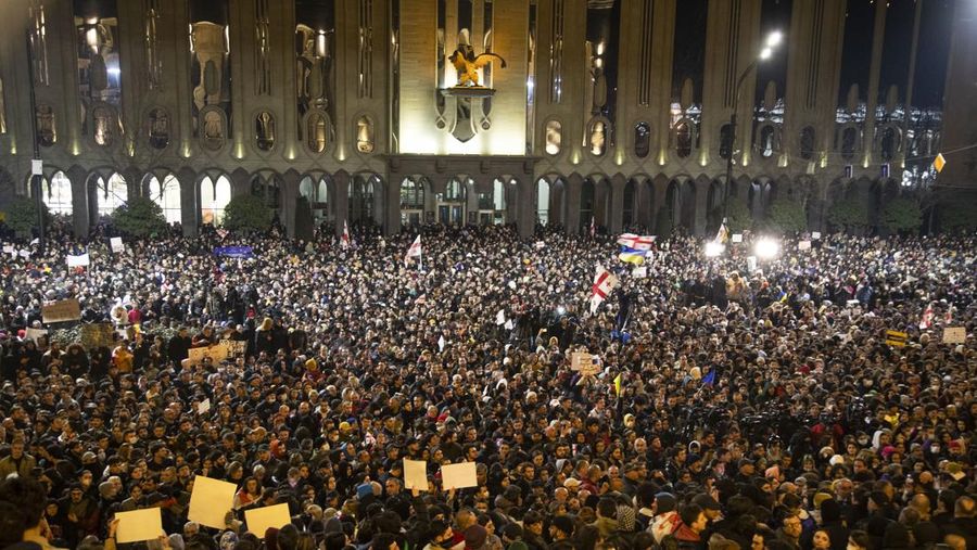Ribuan pengunjuk rasa melakukan demonstrasi yang diserukan oleh oposisi Georgia dan kelompok masyarakat sipil di luar Parlemen Georgia di Tbilisi pada (8/3/2023). (Getty Images/Daro Sulakauri)