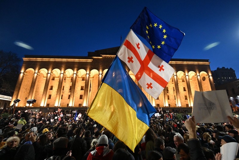 Ribuan pengunjuk rasa melakukan demonstrasi yang diserukan oleh oposisi Georgia dan kelompok masyarakat sipil di luar Parlemen Georgia di Tbilisi pada (8/3/2023). (Getty Images/Daro Sulakauri) Ribuan pengunjuk rasa melakukan demonstrasi yang diserukan oleh oposisi Georgia dan kelompok masyarakat sipil di luar Parlemen Georgia di Tbilisi pada (8/3/2023). (Getty Images/Daro Sulakauri)