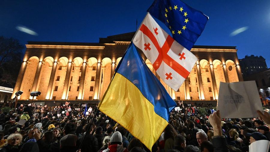 Ribuan pengunjuk rasa melakukan demonstrasi yang diserukan oleh oposisi Georgia dan kelompok masyarakat sipil di luar Parlemen Georgia di Tbilisi pada (8/3/2023). (DemoAFP via Getty Images/VANO SHLAMOV)