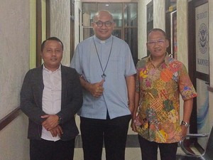 Romo Paschal Soroti Polisi Tersangka Pengurus PMI Ilegal yang Masih Bertugas