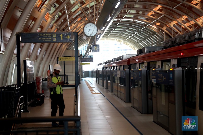 Sejumlah kereta Light Rail Transit atau LRT Jabodetabek saat melakukan uji coba di Stasiun Dukuh Atas, Jakarta, Kamis, (9/3). (CNBC Indonesia/ Muhammad Sabki)